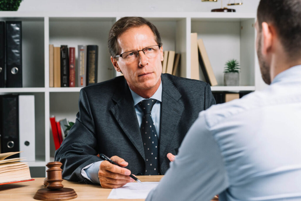 abogado discutiendo con un cliente