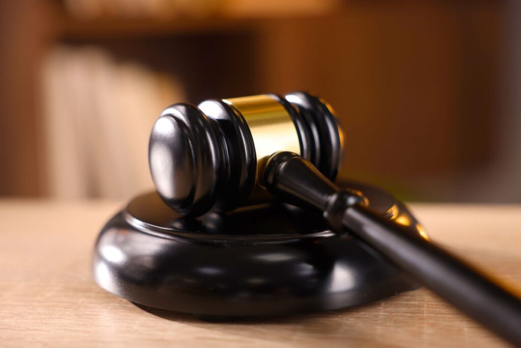mazo de juez en corte
