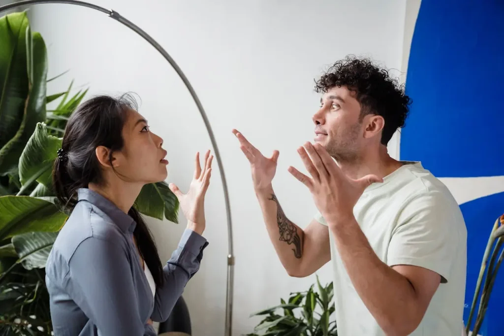 pareja discutiendo en su casa