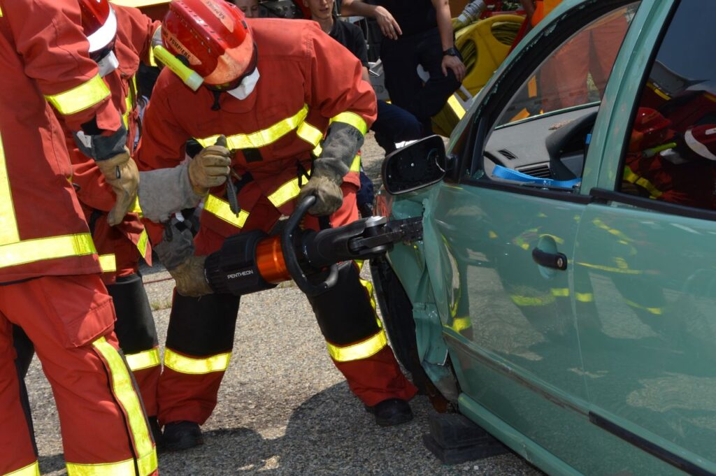 bomberos realizando rescate en vehiculo