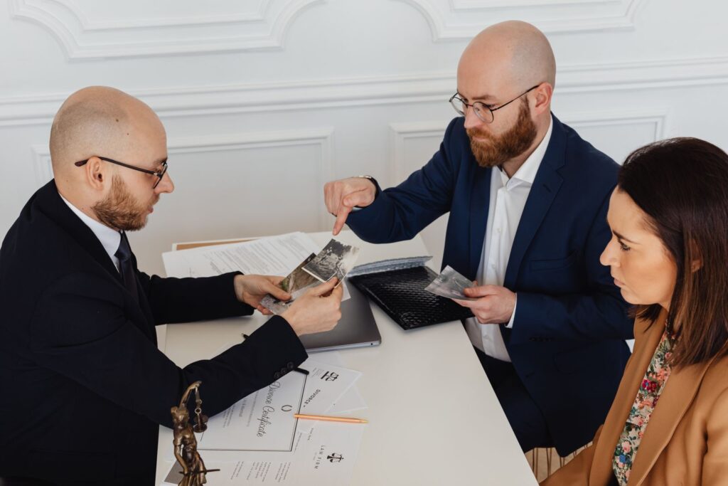Abogado reunido con sus clientes revisando documentos