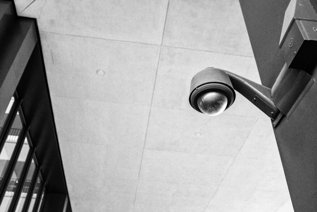 Cámara de videovigilancia en la fachada de un edificio