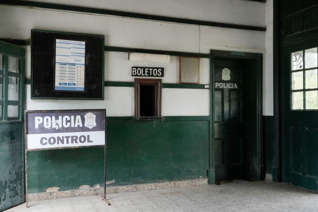Entrada de una comisaría de policía