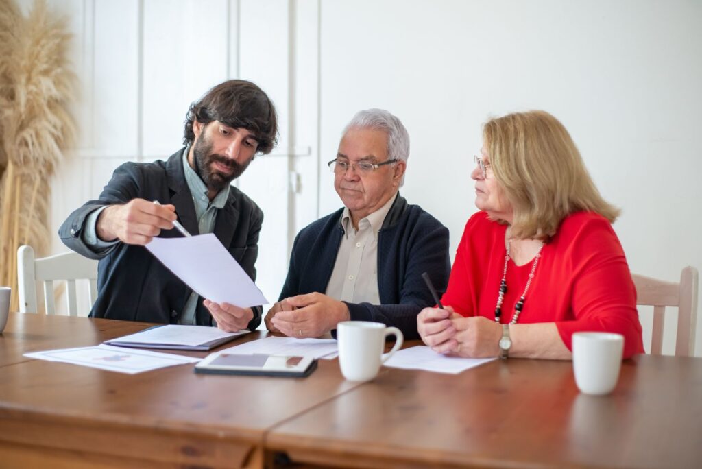 Familia revisando documentos de una herencia con su abogado